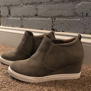 SUSINA
Areya Wedge Sneaker